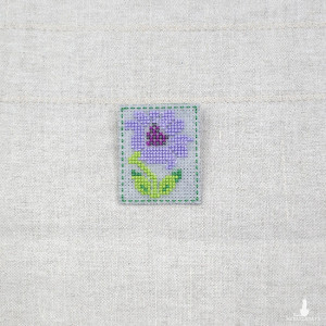 6256 haftowana broszka, przypinka - kwiat; haft krzyżykowy