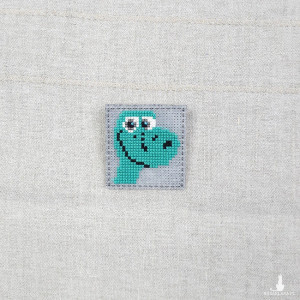 6251 haftowana broszka, przypinka; dinozaur, haft krzyżykowy