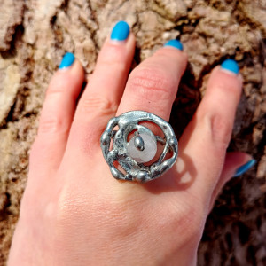 Pierścionek z kwarcem różowym, regulowany, oprawa cynowa