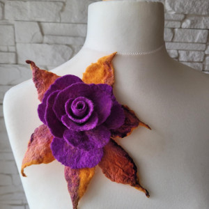 Filcowana broszka z różą