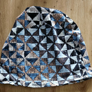 Czapka w geometryczne wzory trójkąty