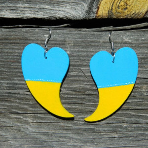 Niebiesko żółte drewniane kolczyki serca w barwach Ukrainy, Make love not war