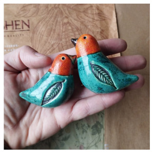 2 ptaszki o pomarańczowych główkach