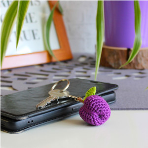 Brelok na szydełku Śliwka