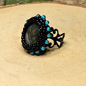 Lucy - owalny pierścionek z koralików