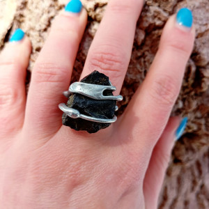 Pierścionek z czarnym bazaltem, regulowany, oprawa cynowa