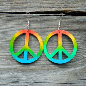 Tęczowe drewniane ręcznie malowane kolczyki pacyfy, Make love not war, pacyfka, tęcza, love and peace, LGBT