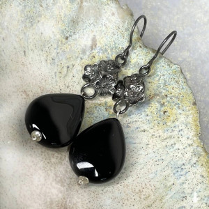 Kolczyki ze srebrnymi kwiatami i onyksem a1033