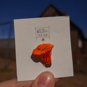 Przypinka w kształcie Kurki wykonana z glinki polimerowej, ręcznie malowana