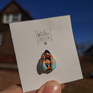 Przypinka w kształcie pszczółki wykonana z glinki polimerowej, ręcznie malowana