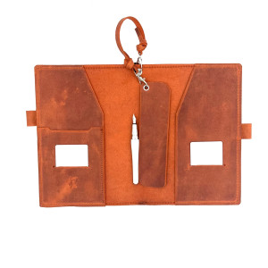 Pomarańczowa okładka, notes skórzany formatu A 5.