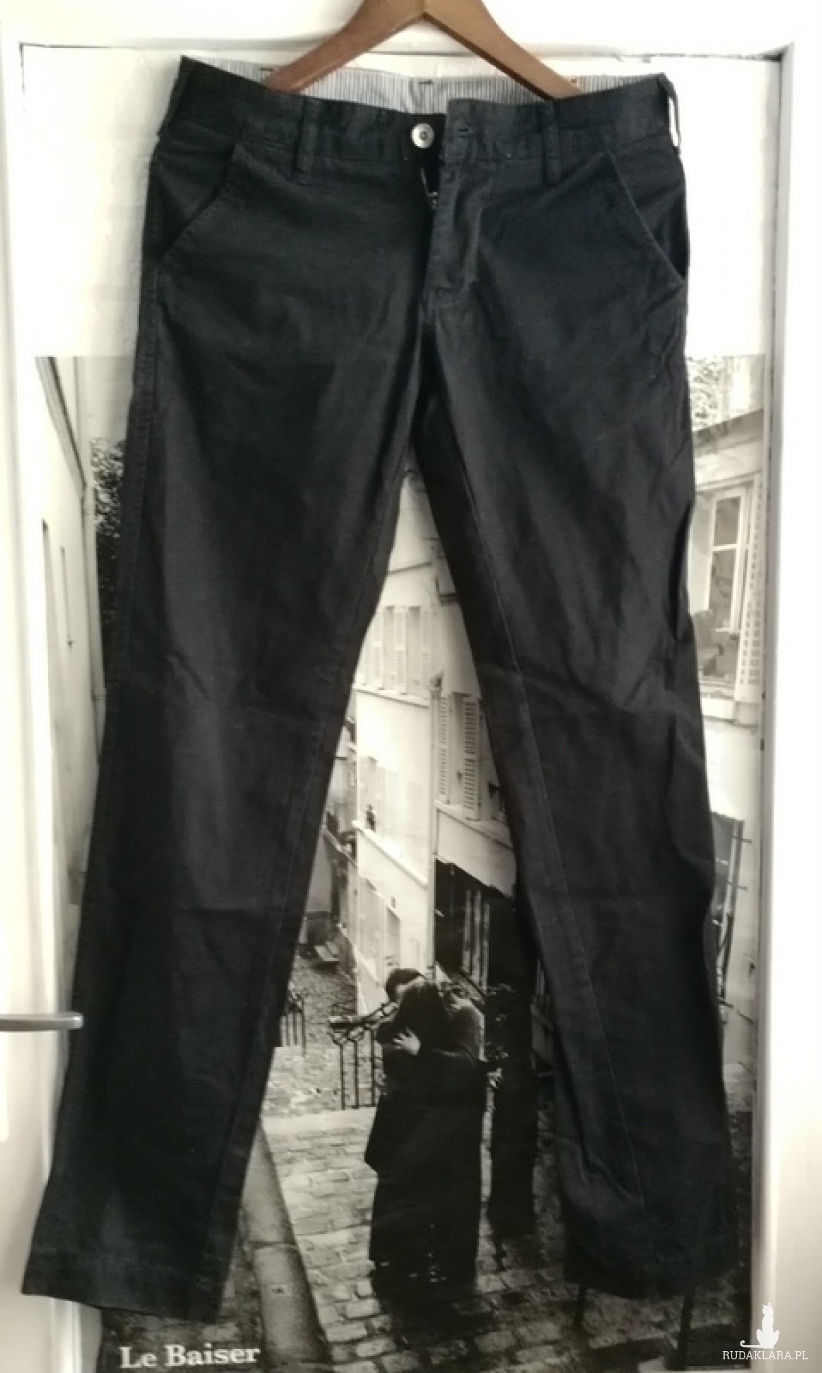 czarne materiałowe spodnie styl slim chinos