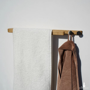Dębowy wieszak na ręczniki