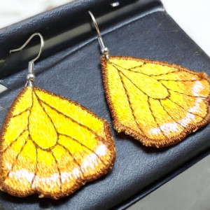 Haftowane kolczyki skrzydła motyla odcienie żółtego