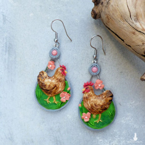 Kolczyki ze spacerującą kurą