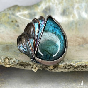 Pierścionek z labradorytem w srebrze - tajemniczy blask oceanu a1151