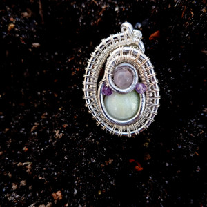 Zawieszka z jadeitem, kwarcem różowym i ametystami, wire wrapping