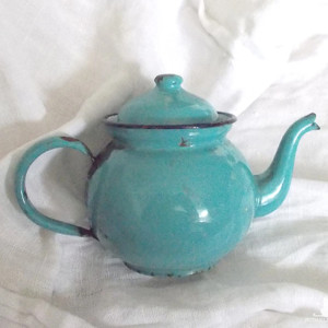 retro dzbanuszek emaliowany, prl dzbanuszek metalowy, vintage dekoracja do kuchni, turkusowy czajniczek prl, retro czajniczek prl, retro ozdoba do domu, prl naczynia, dzbanek prl sprzęty