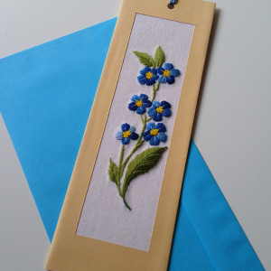 Ręcznie haftowana zakładka do książki z niezapominajką