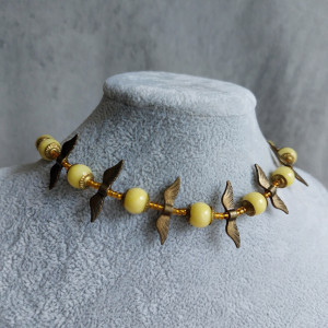 Naszyjnik z jadeitem i skrzydełkami z mosiądzu