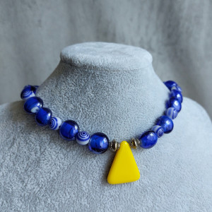 Niebieski naszyjnik, choker z trójkątem