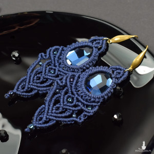 Granatowe kolczyki makrama z kryształami