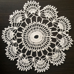 Małe serwetki robione szydełkiem