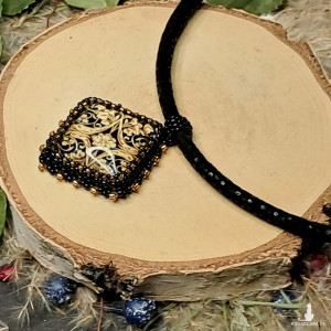 Noc Kairu - czarno złoty, kwadratowy wisiorek z koralików