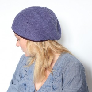 czapka damska założyła włosiennice i udaje tygrysice