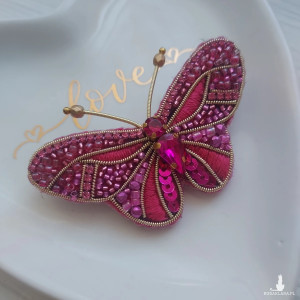 Urocza broszka motyl w kolorze fuksji