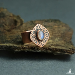 Pierścionek miedziany z ręcznym rysunkiem kamień księżycowy r.15