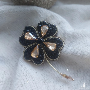 Elegancka broszka koniczyna