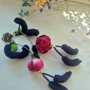 Klipsy róże i fioletowe pompony