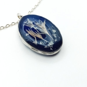 Ręcznie Wykonany Wisiorek z Chabrem w Granacie – Subtelna Elegancja Natury