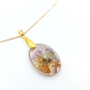 Wisiorek z Żywicy z Suszonym Kwiatem Bodziszka Łąkowego - Handmade