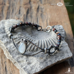 Kamień księżycowy z pietersytami