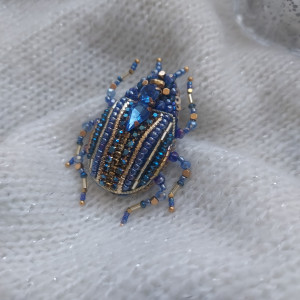 Wyjątkowa wiosenna broszka żuczek