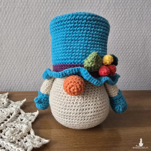 Gnom bałwanek maskotka amigurumi