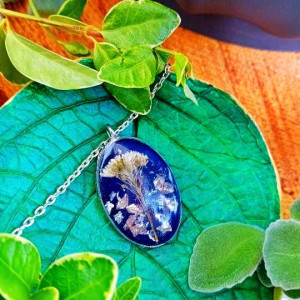 Wisiorek z Granatowej Żywicy z Suszoną Przytulią – Elegancja Natury w Subtelnym Wydaniu