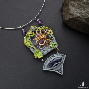 Naszyjnik z pająkiem i ametystem