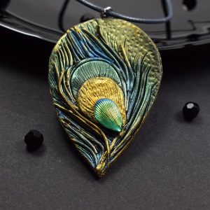 Naszyjnik z motywem pawiego pióra