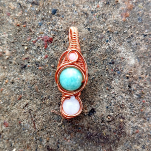 Zawieszka z amazonitem, kwarcami różowymi i morganitem, wire wrapping