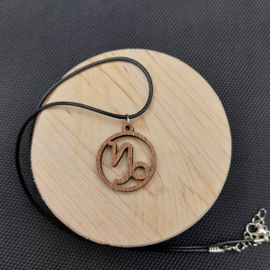Naszyjnik wisiorek drewniany ZNAK ZODIAKU KOZIOROŻEC