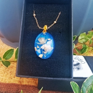 Unikalny Wisiorek z Niebieskiej i Transparentnej Żywicy z Polnym Kwiatem – Ręcznie Wykonany Dodatek z Duszą Natury