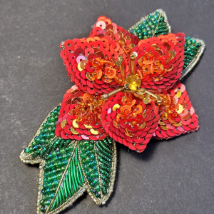 Broszka "Czerwony Kwiat" haftowana zdobiona koralikami i cekinami