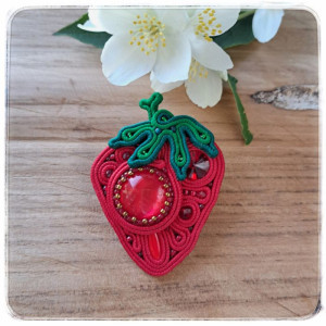 Broszka sutasz soutache Truskawka czerwona