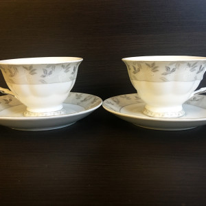 Zestaw dwóch porcelanowych filiżanek