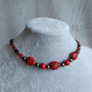 Naszyjnik z biedronkami, czerwony choker