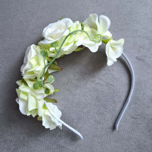Opaska kwiatowa, wianek na opasce z białych kwiatów