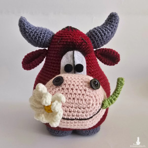 Radosny byczek z margerytką - maskotka amigurumi